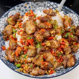 สามชั้นคั้วพริกเกลือ