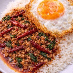 กระเพราหมูสับผัดพริกแห้งไข่ดาว