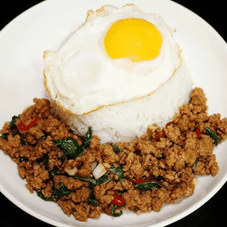 กระเพราหมูสับราดข้าว ไข่ดาว