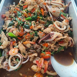 ผัดกระเพรารวมมิตร