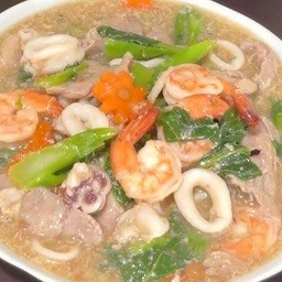 ราดหน้า เลือกเนื้อสัตว์หลายอย่าง