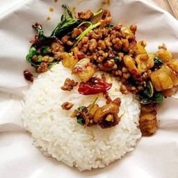 ข้าวกะเพราเนื้อกากหมู