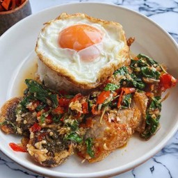 ข้าวราดผัดกระเพราไข่เยี่ยวม้า เลือกเนื้อสัตว์หลายอย่าง