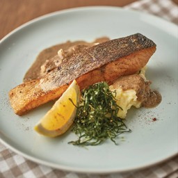 สเต็กแซลมอนซอสสไปร์ซี่ทรัฟเฟิล