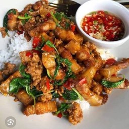 กระเพราสามชั้นพริกแห้ง