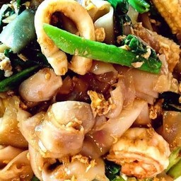 ผัดซีอิ๊ว เลือกเนื้อสัตว์หลายอย่าง