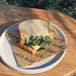 แซนวิชผักโขมอบชีส