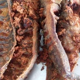 ปลาดุกทอดขมิ้นตัวใหญ่