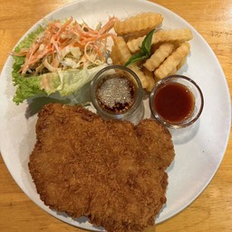 สเต็กหมูโดลาเอมอนเสริฟคู่มันฝรั่งทอดและซอสแจ่วบารบีคิวคู่ผัก - Deep Fried Pork Staeak
