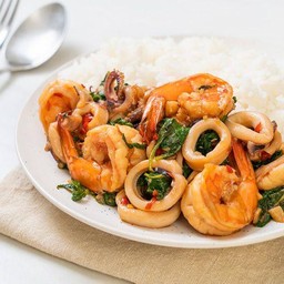 ข้าวราดกระเพรา เนื้อสัตว์หลายอย่าง