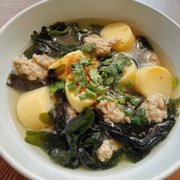 ต้มจืดสาหร่ายวากาเมะไก่สับเต้าหู้อ่อน