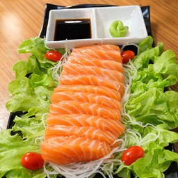 ปลาแซลมอนซาซิมิ Salmon sashimi