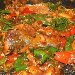 ผัดกระเพราปลากระป๋อง