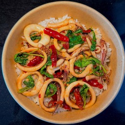 ข้าวกะเพราพริกแห้ง ปลาหมึก
