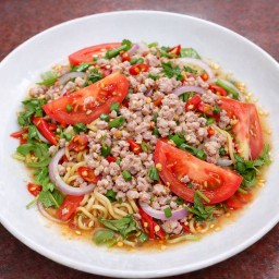 ยำมาม่าหมูสับ