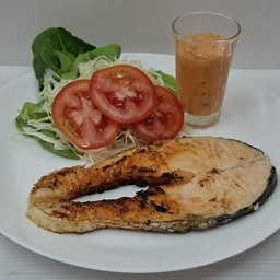 สเต็กปลาแซลมอล + สลัด และขนมปังกระเทียม