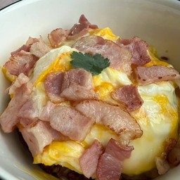 ข้าวไข่ขยี้เบคอน
