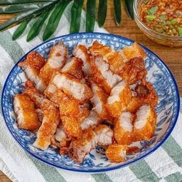 ข้าวหมูสามชั้นทอดน้ำปลา