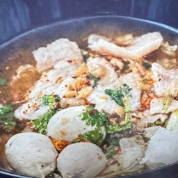 ก๋วยเตี๋ยวต้มยำหมูหมักลูกชิ้น