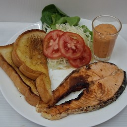 สเต็กปลาแซลมอน+ขนมปังกระเทียม น้ำสลัดเทาซัน ไอแลนด์