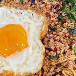 ครัวบ้านปลื้ม ข้าวเทอริยากิ สลัด กระเพรา  ไข่ข้น น้ำดื่ม