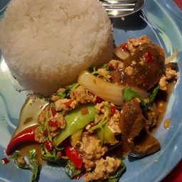 กระเพราไข่เยี่ยวม้าหมูส้บ