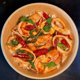 ข้าวกะเพราพริกแห้งปลาหมึก+กุ้ง