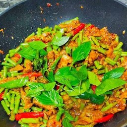 ผัดพริกแกง