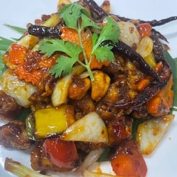 ไก่ผัดเม็ดมะม่วงหิมพานต์ stir-fried cChicken with cashew nuts