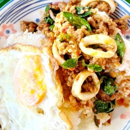 ข้าวกะเพราปลาหมึก+หมูสับ (โปรฟรีไข่ดาว)