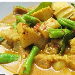 แกงคั่วกะทิไก่ใส่ผักรวม