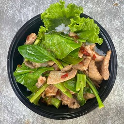 ผัดคะน้าหมูชิ้นราดข้าว