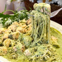 ครีมมี่ เพสโต้ แซลมอน สปาเก็ตตี้