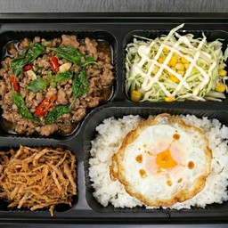 ข้าวกะเพราหมูสับ (Thai pork basil)