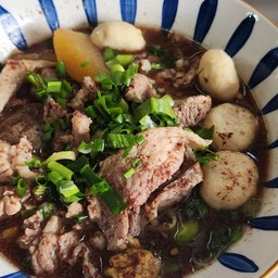 ก๋วยเตี๋ยวน้ำตกครบเครื่อง