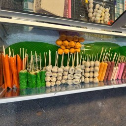 ลูกชิ้นทอด(น้ำจิ้มพริกคั่ว)