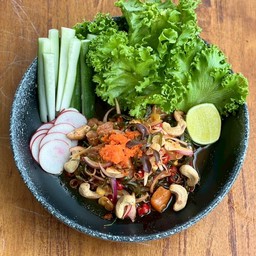 พล่าแซลม่อนและสาหร่ายเส้น