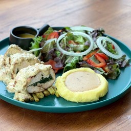 สเต็กอกไก่โรลผักโขมและซอสทรัฟเฟิล
