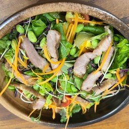 สลัดหมูย่างญี่ปุ่น
