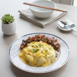 ข้าวไข่ข้นกระเพราหมูสับเบคอน