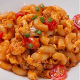 มักกะโรนีผัดซอสมะเขือเทศ