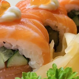 ข้าวปั้นแซลมอนห่อสาหร่ายไส้แตงกวา