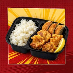 Set A5  เกี๊ยวซ่าหมู 3 ชิ้น + ไก่คาราอาเกะออริจินอล 4 ชิ้น + ข้าวสวยญี่ปุ่น