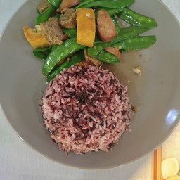 ผัดถั่วลันเตาราดข้าว