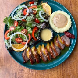 สเต็กอกเป็ดรมควันกับซอสส้ม