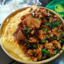 กะเพราหมูกรอบ+ไข่ข้น