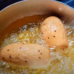 หมั่นโถวงาดำแบบทอด + นมข้น