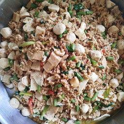 กระเพราหมูสับลูกชิ้นบุกเห็ดหอม