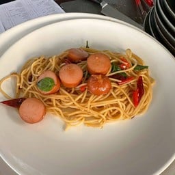 สปาเก็ตตี้ผัดพริกแห้งไส้กรอก