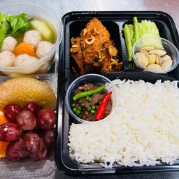 เซ็ตหรอยแรงได้แรงอก (ข้าวน้ำพริกแมงดา+สะตอดอง+ปีกไก่ทอด+แกงจืดไก่สับ+ผักสด+ผลไม้)